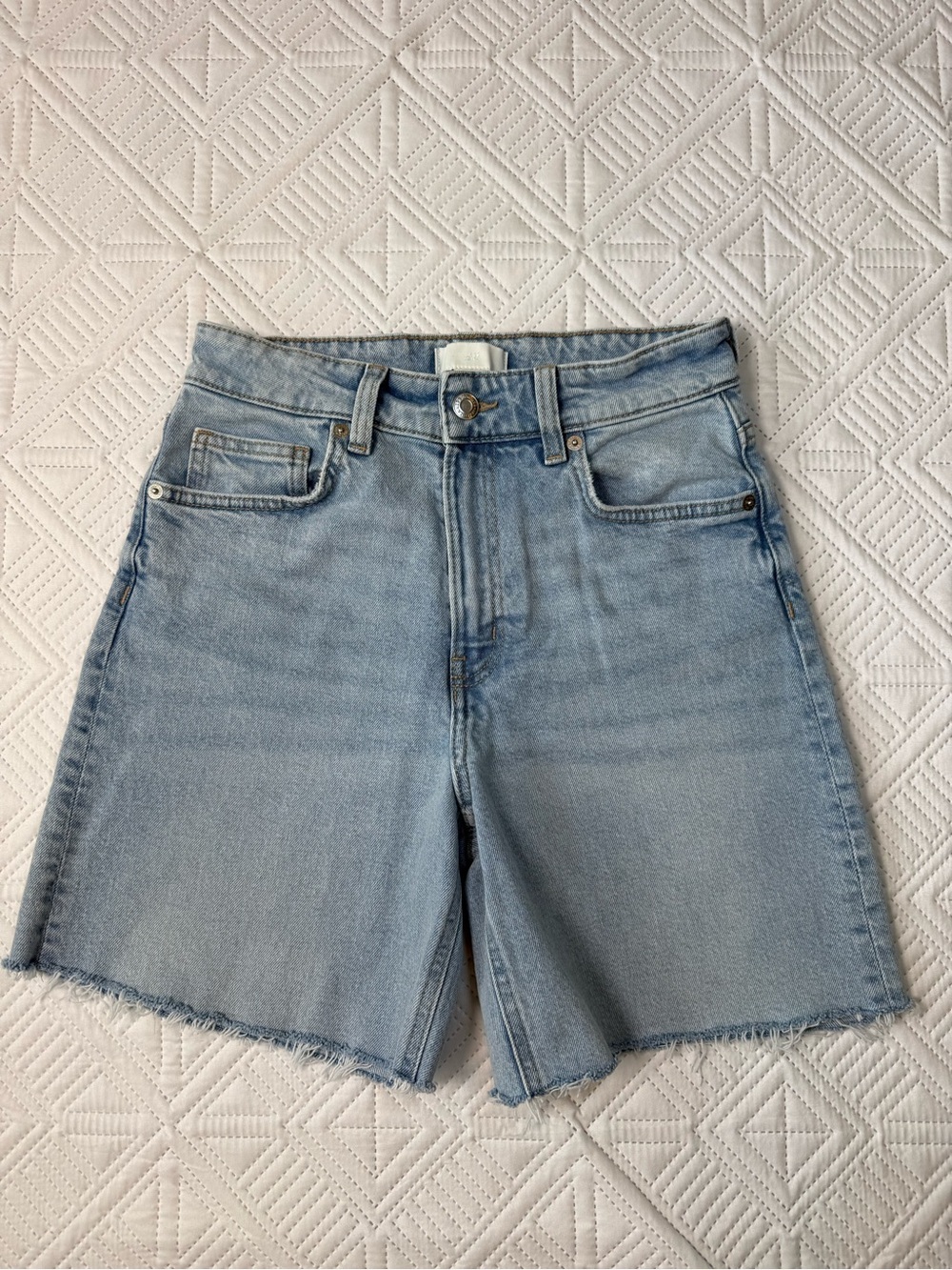 H&M Light Wash Denim Cutoff Raw Hem Shorts Size 4